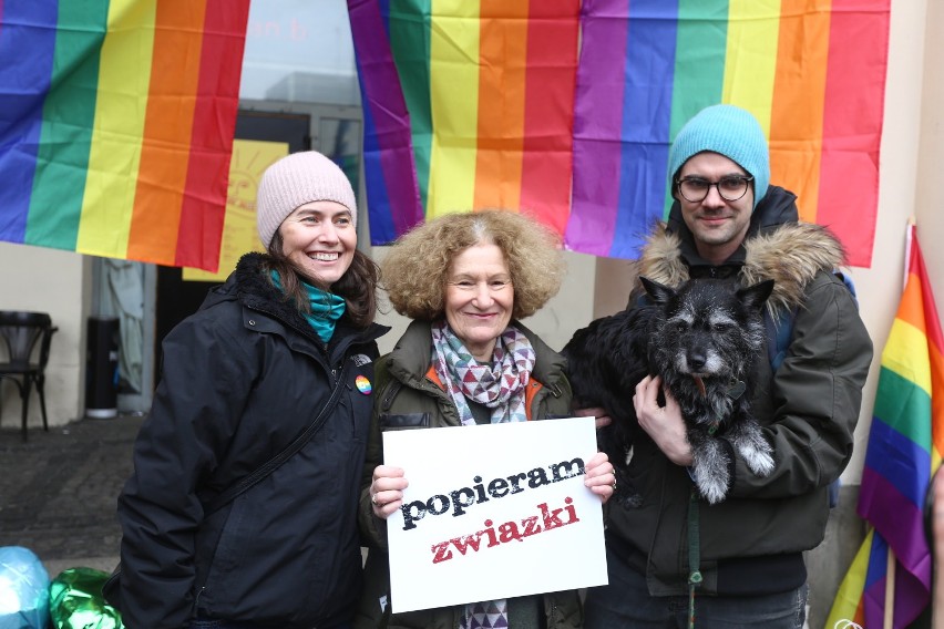 Popieram związki - foto happening na Placu Zbawiciela. Akcja promująca związki partnerskie [ZDJĘCIA]