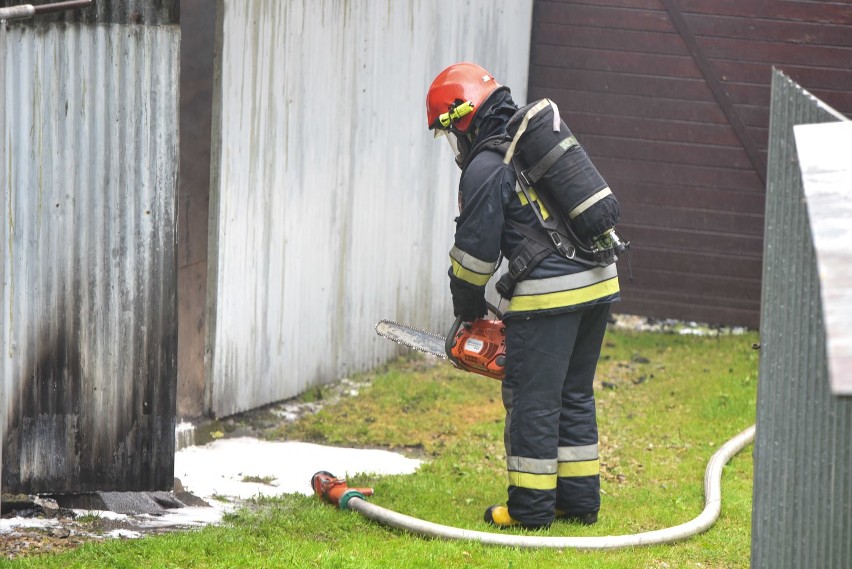 Zakopane: Strażacy gasili pożar garażu. Stojące w nim auto spłonęło jak pochodnia [GALERIA]