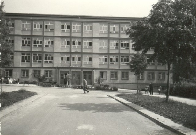 Szkoła Podstawowa na kieleckim Czarnowie, około 1975 roku.