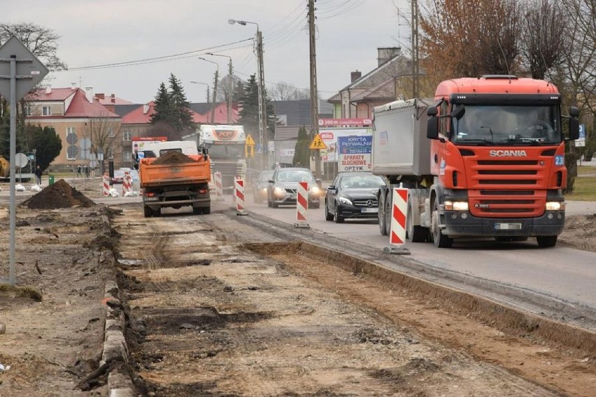 Praca wre na remontowanym odcinku dk63, która przechodzi...