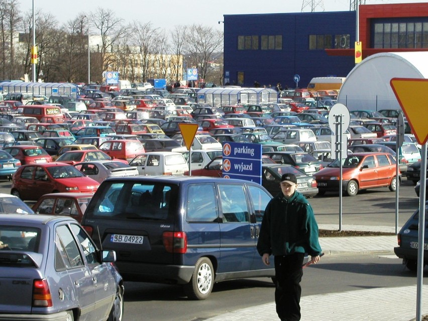 Tesco w Bielsku-Białej zostało otwarte 9 marca 2002 roku....