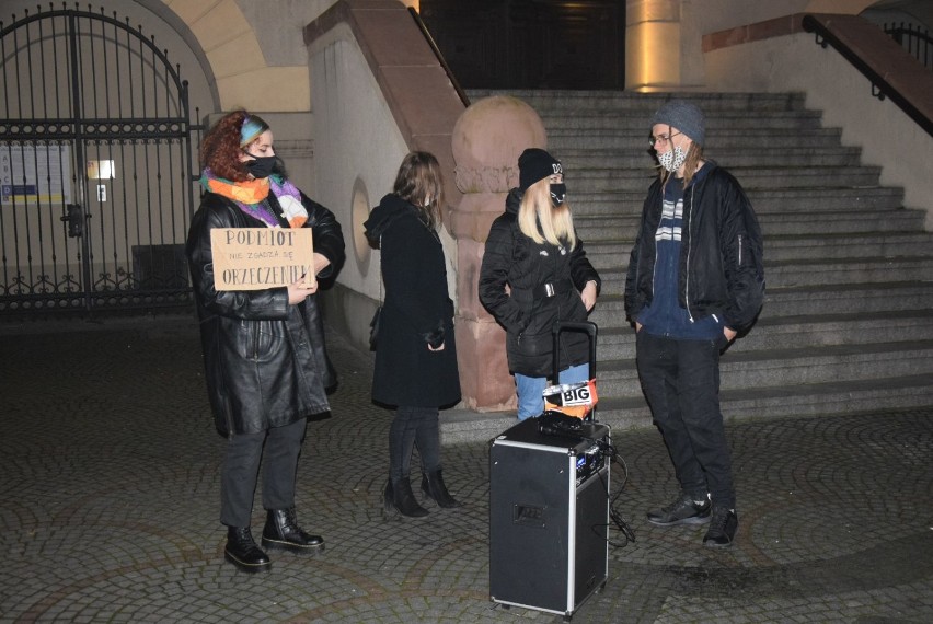 Kolejny protest na Rynku. Strajkowało kilkanaście osób [ZDJĘCIA + FILM]