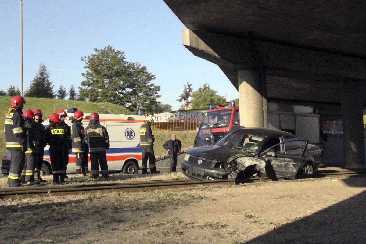 Wypadek na Rokicińskiej w Łodzi. Samochód wjechał w