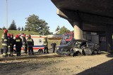 Wypadek na Rokicińskiej w Łodzi. Samochód wjechał w wiadukt