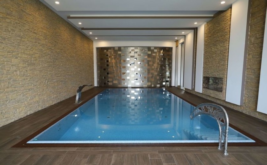 W rezydencji jest basen i trzy różne sauny.