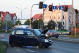 Wypadek na skrzyżowaniu. Kierowca opla chciał uniknąć zderzenia i dachował