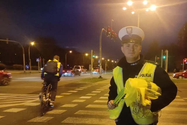 Noś odblaski, mogą uratować Ci życie! Piotrkowska policja apeluje do pieszych i rowerzystów