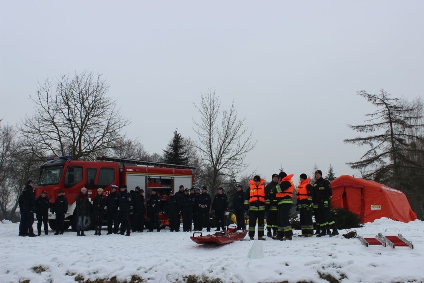 Straż pożarna Bielsk Podlaski. Ćwiczenia na lodzie