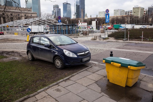 Mistrzowie Parkowania cz. 35. W centrum miasta i na ziemi - tak parkują tylko oni [ZDJĘCIA]