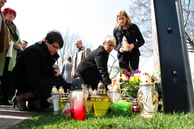 Po katastrofie mieszkańcy Człuchowa czcili pamięć ofiar składając kwiaty i znicze pod krzyżem na Rynku w Człuchowie