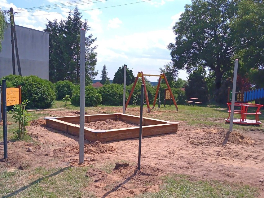 Niebawem zakończy się modernizacja ogrodzenia placu zabaw w Jabłkowie. Prace jednak dotyczą całego terenu dla dzieci