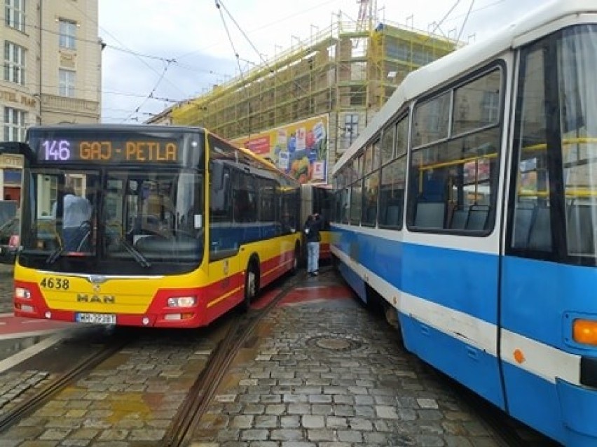 Wrocław. Uwaga, wypadek autobusu MPK i tramwaju przy Dworcu Głównym (ZOBACZCIE ZDJĘCIA)