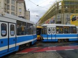 Wrocław. Uwaga, wypadek autobusu MPK i tramwaju przy Dworcu Głównym (ZOBACZCIE ZDJĘCIA)