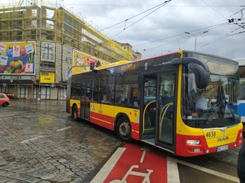 Wrocław. Uwaga, wypadek autobusu MPK i tramwaju przy Dworcu Głównym (ZOBACZCIE ZDJĘCIA)
