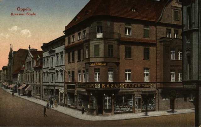Opole, róg ulic Krakowskiej i Damrota z istniejącym do dziś budynkiem narożnym. Za nim widać jeszcze kamienice, w miejsce których dziś jest dom towarowy "Ziemowit". Rok 1910.