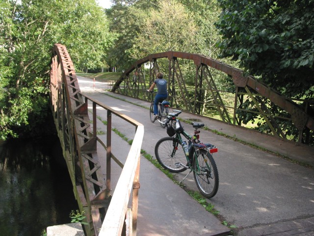 Most Łabędzi, utrzymywany od 15 lat dla ruchu pieszego i rowerowego, ale zaniedbany jeszcze dłużej