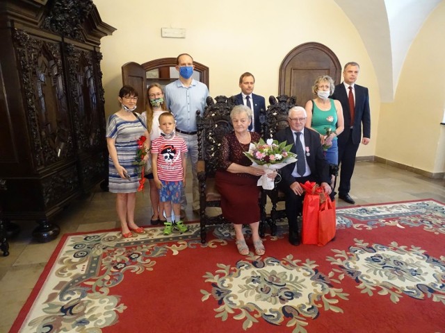 W chełmińskim ratuszu pary małżeńskie świętowały jubileusz 50-lecia pożycia małżeńskiego. Gratulacje, kwiaty, upominek od burmistrza Chełmna Artura Mikiewicza i kierownika USC Roberta Samcika odebrali: Józefa i Kazimierz Kobak, Urszula i Czesław Zbilscy, Krystyna i Tadeusz Brzescy, Maria i Tadeusz Król, Jadwiga i Henryk Ląkiert, Regina i Bogusław Pstrąg oraz Barbara i Antoni Samcik - rodzice szefa Urzędu Stanu Cywilnego.