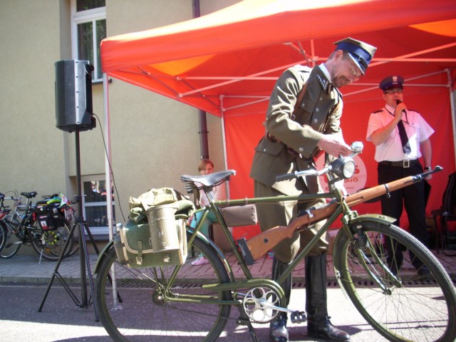 Ułan rowerowego zwiadu z opolskiej grupy rekonstrukcyjnej.
Zdjęcie wykonano w czasie corocznego święta rowerzystów na Górze Świętej Anny. 
http://www.mmopole.pl/artykul/swieto-rowerzystow-na-gorze-swietej-anny