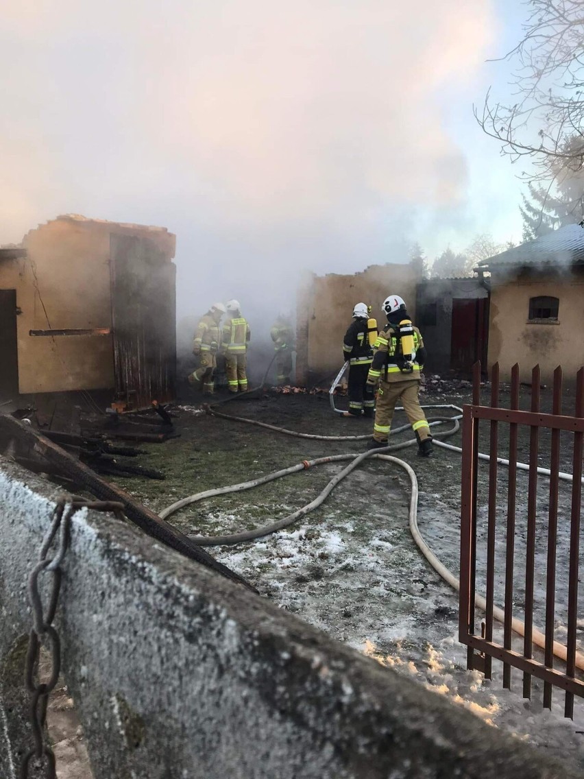 Pożar gospodarstwa na ul. Hubala w Tomaszowie. Strażacy od rana walczyli z ogniem