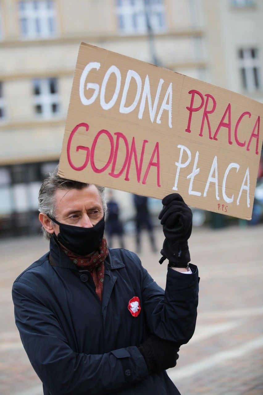 Kraków. Demonstracja w rocznicę Międzynarodowego Dnia Solidarności Ludzi Pracy [ZDJĘCIA]
