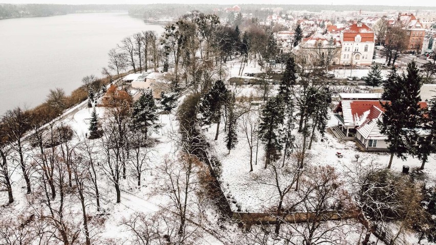 Zima w Wągrowcu. Jak prezentuje się miasto w śnieżnej scenerii z lotu ptaka? 