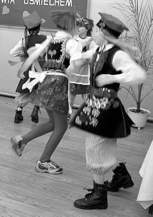 Młodzież bardzo chętnie zajmuje się folklorem, lubi tańczyć i śpiewać. Fot. O. Górny