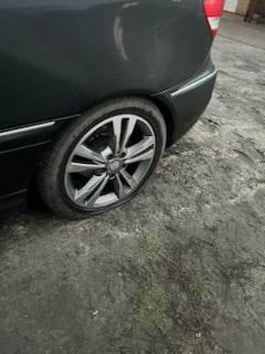 Nieznany sprawca uszkodził dwa samochody. Pojazdy należą do kobiet współtworzących salon manicure w Pleszewie