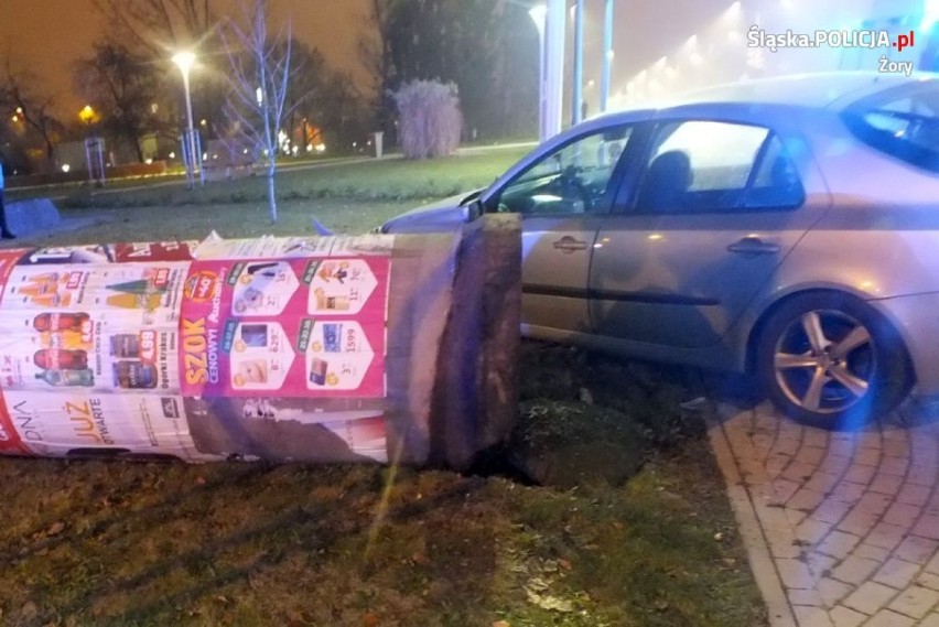 Samochód staranował słup ogłoszeniowy na Alei Jana Pawła II...