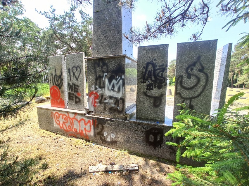 Rawicz. Akt wandalizmu w mieście. Tym razem zdewastowano pomnik na cmentarzu żołnierzy radzieckich [ZDJĘCIA]