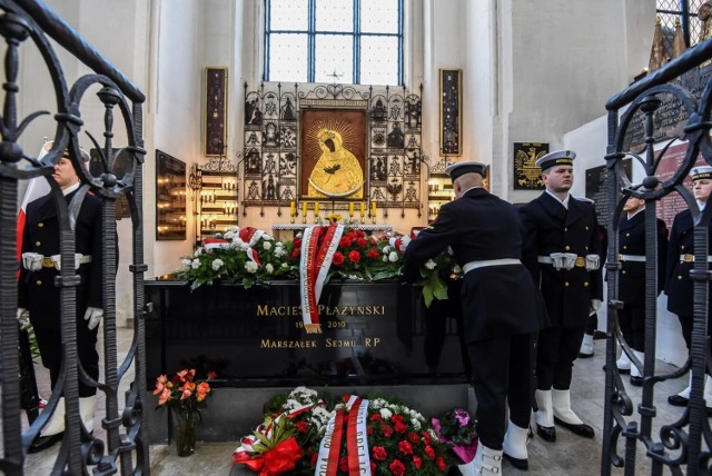 10.04.2022 r. Gdańsk. Bazylika Mariacka. Obchody 12. rocznicy katastrofy smoleńskiej. Złożenie kwiatów na grobie Macieja Płażyńskiego.