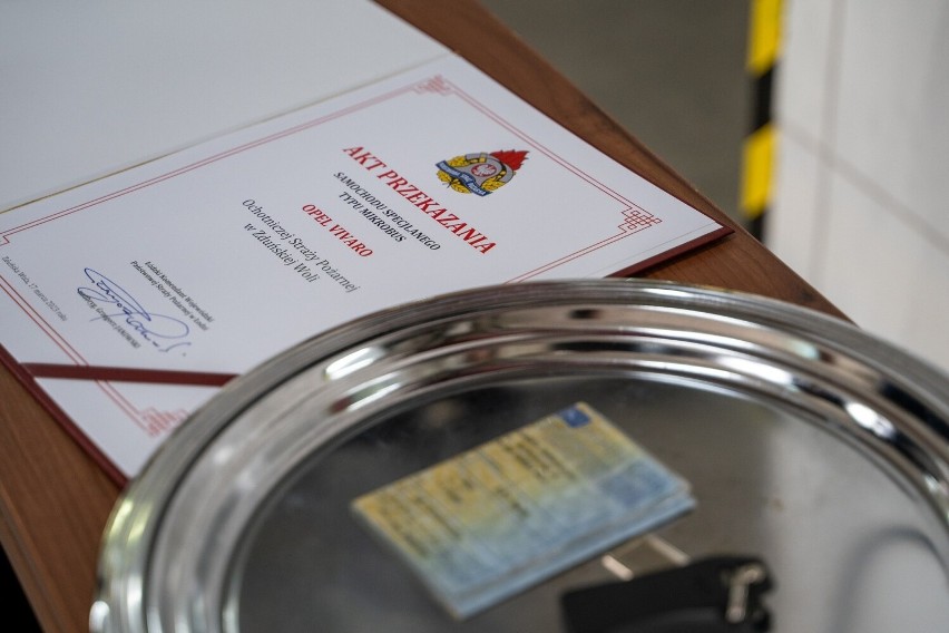 Nowy samochód ucieszył druhów z OSP Zduńska Wola. Został przekazany przez kolegów-strażaków ze zduńskowolskiej PSP ZDJĘCIA