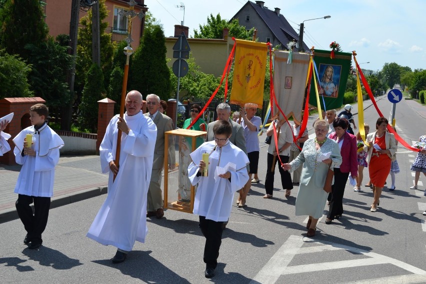 Człuchów. Procesja w parafii Matki Bożej Królowej Polski (zdjęcia)