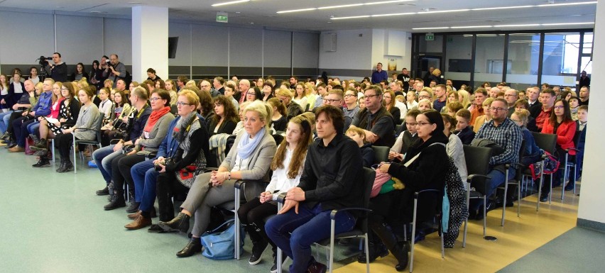 Stypendia dla uczniów z Malborka [ZDJĘCIA, WIDEO]. Burmistrz nagrodził tych, którzy najlepiej się uczą