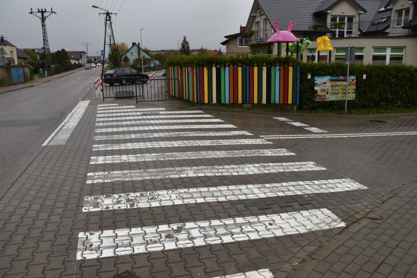 Bezpieczne czy niebezpieczne przejście dla pieszych w Bolszewie? ,,Zebra" na skrzyżowaniu ulic Długiej i Orzechowej [ZDJĘCIA]