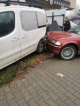 Nowy Targ. BMW wpadło w poślizg i uderzyło w dwa samochody. Na szczęście nikt nie ucierpiał