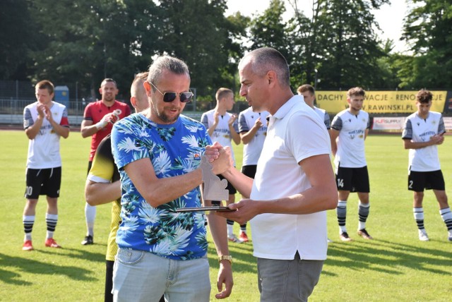 Przed ostatnim meczem sezonu 2022//2023, w którym Pomezania podejmowała Gryfa Wejherowo, prezes Radosław Rabenda wręczył pamiątkową statuetkę trenerowi Pawłowi Budziwojskiemu.