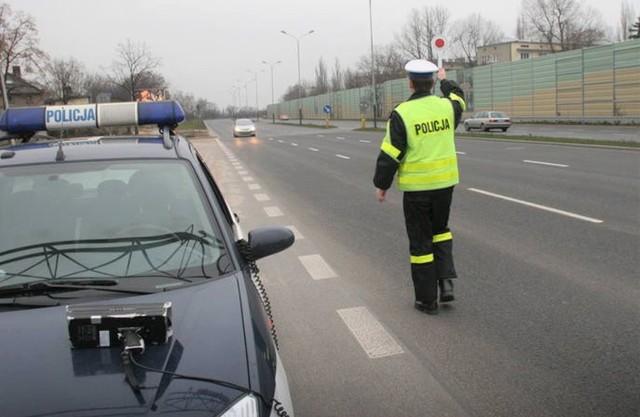 Policja zabrała prawa jazdy kierowcom Forda i Audi, którzy w gminie Złotniki Kujawskie pędzili po terenie zbudowanym ponad 100 kilometrów na godzinę