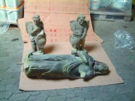 Rzeźby dwóch aniołków i Matki Boskiej wrócą na swoje dawne miejsce, do kościółków w powiecie lwóweckim.  fot. policja