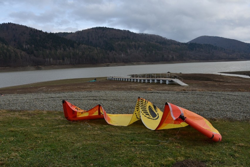 Klimkówka, zimowy raj dla miłośników kitesurfingu, czyli pływania na desce z latawcem nad głową. Nad zalewem jest jesiennie i wietrznie