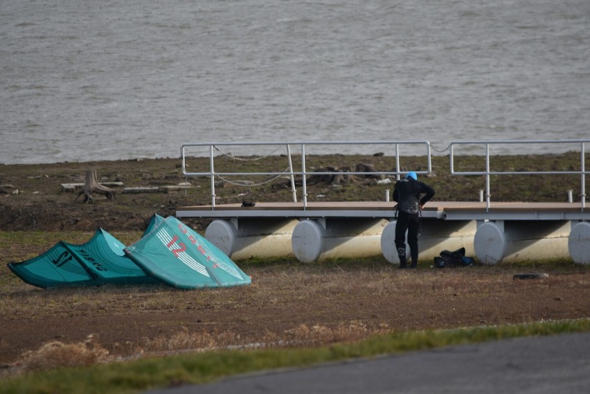 Klimkówka, zimowy raj dla miłośników kitesurfingu, czyli pływania na desce z latawcem nad głową. Nad zalewem jest jesiennie i wietrznie