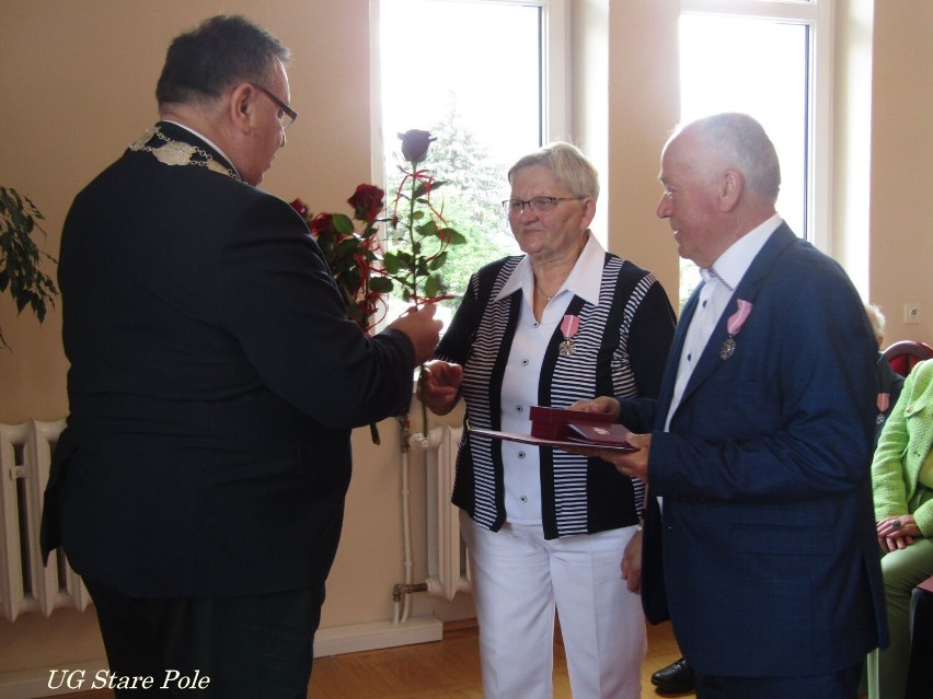 Stare Pole. Małżeństwa z 50-letnim stażem odebrały medale nadane przez prezydenta RP