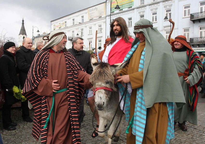 Niedziela Palmowa w Piotrkowie. Wierni powitali Jezusa pod kościołem oo. Bernardynów