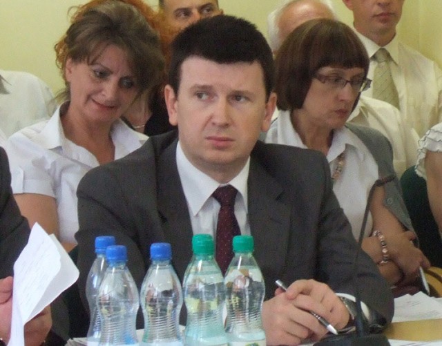 Jeśli Jarosławowi Górczyńskiemu powiedzie się start w wyborach parlamentarnych, aby sprawować mandat poselski będzie musiał zrezygnować z funkcji wiceprezydenta Ostrowca.