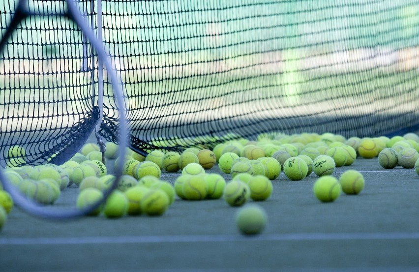 Łagodzenie obostrzeń: Otwarte orliki i korty tenisowe. A kiedy zostaną otwarte baseny i siłownie? Uprawianie sportu w dobie koronawirusa