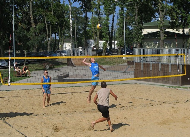 Siatkarskie pojedynki o Grand Prix Żnina odbywały się przez całe wakacje na boiskach przy Miejskim Ośrodku Sportu.