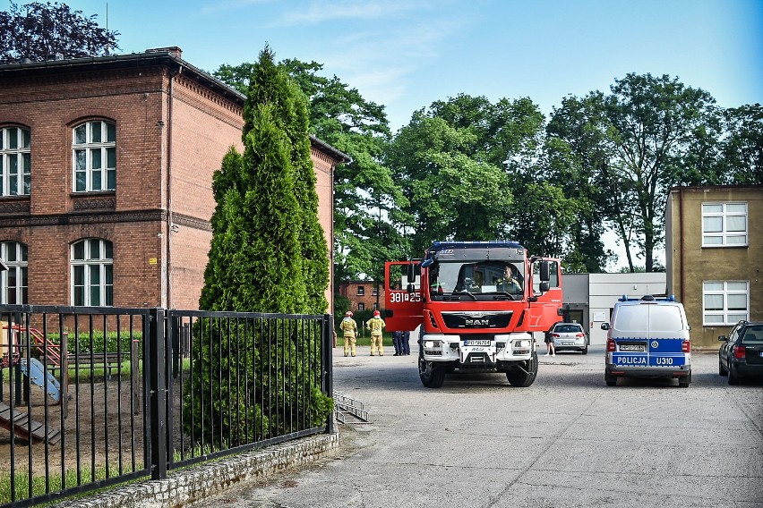 Leszno. Alarm bombowy w III LO. Ewakuacja szkoły przed maturą z matematyki [ZDJĘCIA]