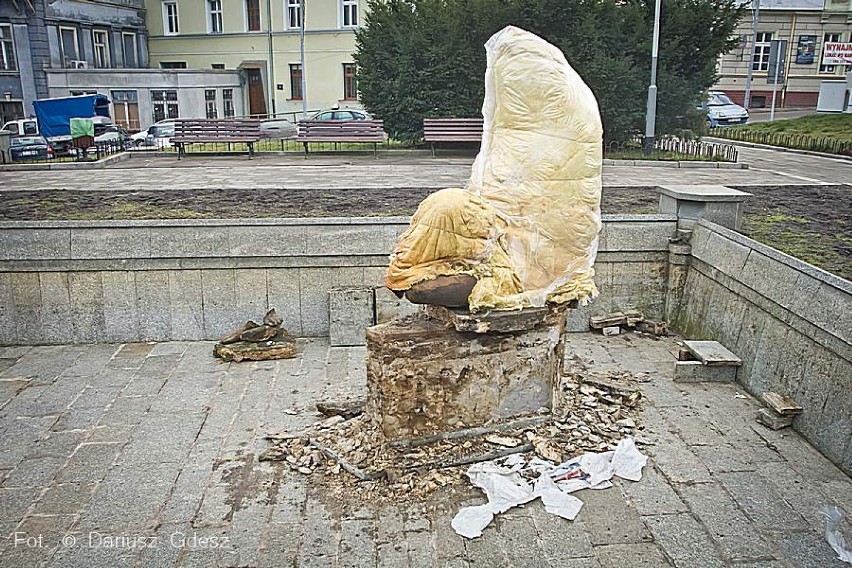 Rzeźba nagiej kobiety znika z placu w centrum Wałbrzycha