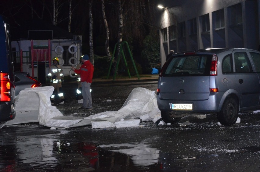 Głogów: Wichura zerwała dach z hotelu Rodos w Jaczowie. Blacha spadła na samochody. ZDJĘCIA