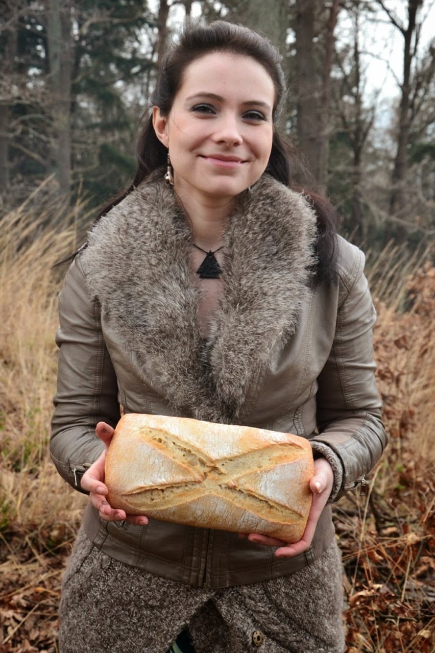 Na chlebie wyrysowana jest runa Gebo, związana z hojnością