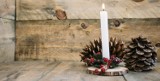 Stroiki świąteczne na drewnie to hit na Boże Narodzenie 2023. Piękna dekoracja za grosze. Zobacz, jak zrobić stroik na plastrze drewna